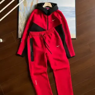 Kakobuy Spreadsheet Produktbild Nike tracksuits and sets - Nike NOCTA Trainingsanzug in Rot und Schwarz mit Kapuzenjacke und Jogginghose